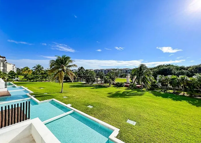 With Access To The Beach, Pools And Apartamento Playa del Carmen
