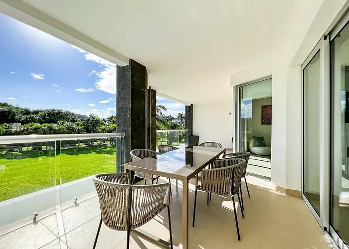 With Access To The Beach, Pools And Playa del Carmen