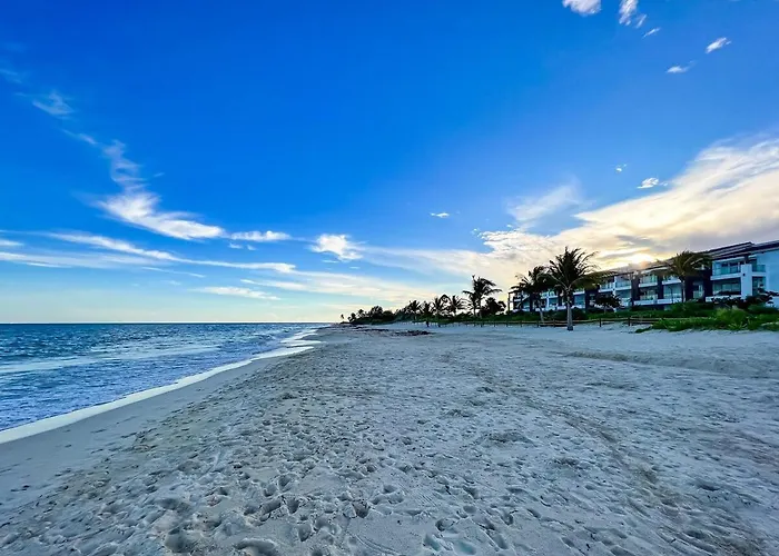 With Access To The Beach, Pools And Apartamento Playa del Carmen
