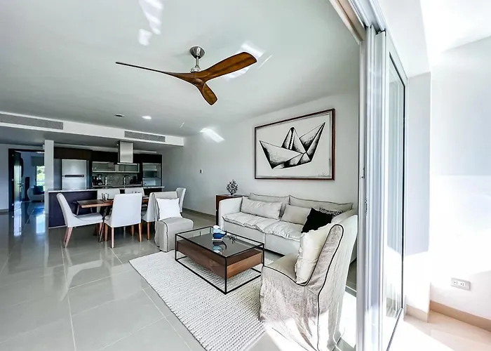With Access To The Beach, Pools And Apartamento Playa del Carmen