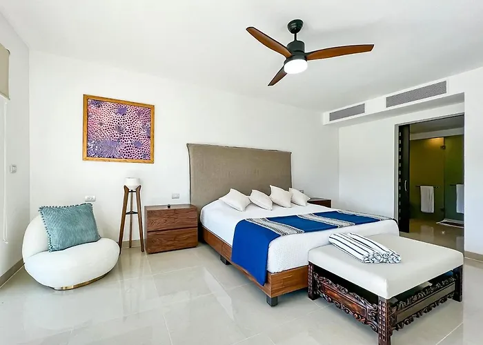 With Access To The Beach, Pools And Apartamento Playa del Carmen