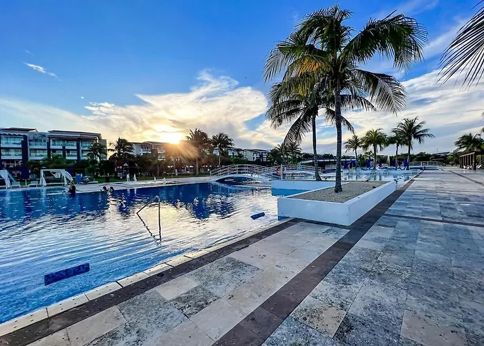 With Access To The Beach, Pools And Apartamento Playa del Carmen
