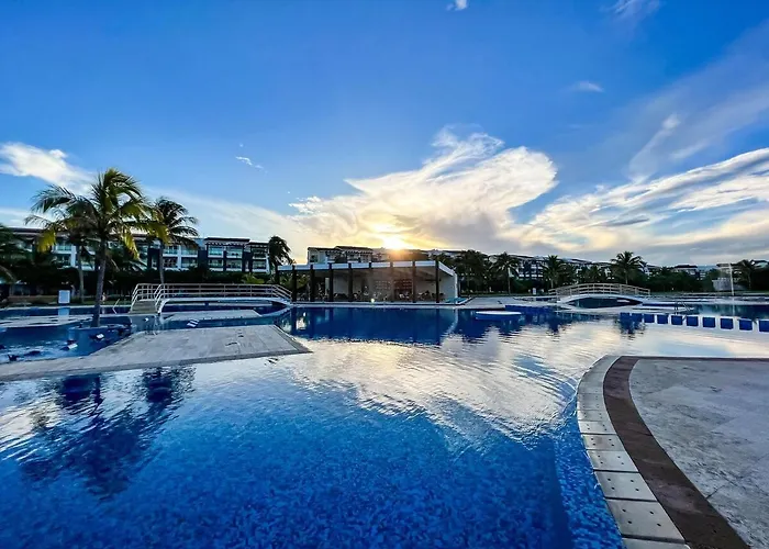 With Access To The Beach, Pools And Apartamento Playa del Carmen