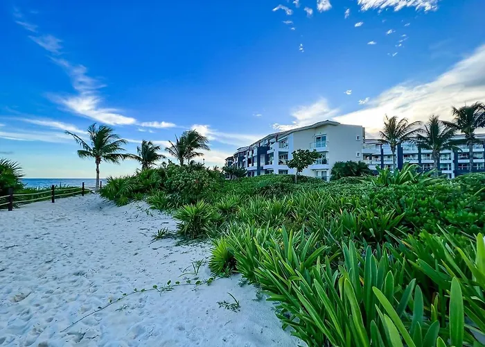 With Access To The Beach, Pools And Apartamento Playa del Carmen
