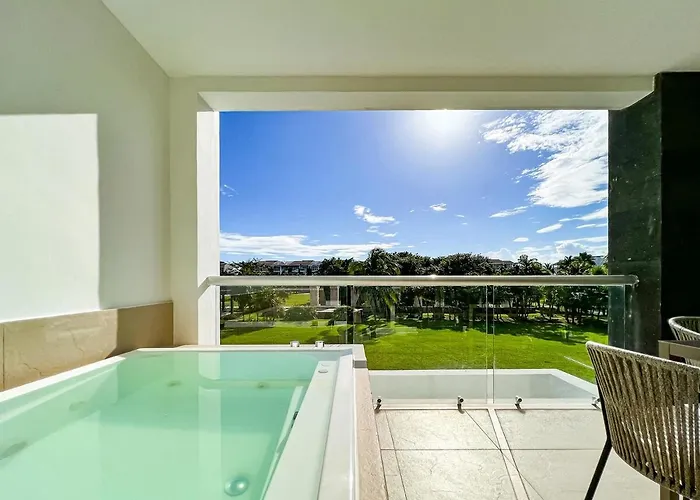 With Access To The Beach, Pools And Apartamento Playa del Carmen