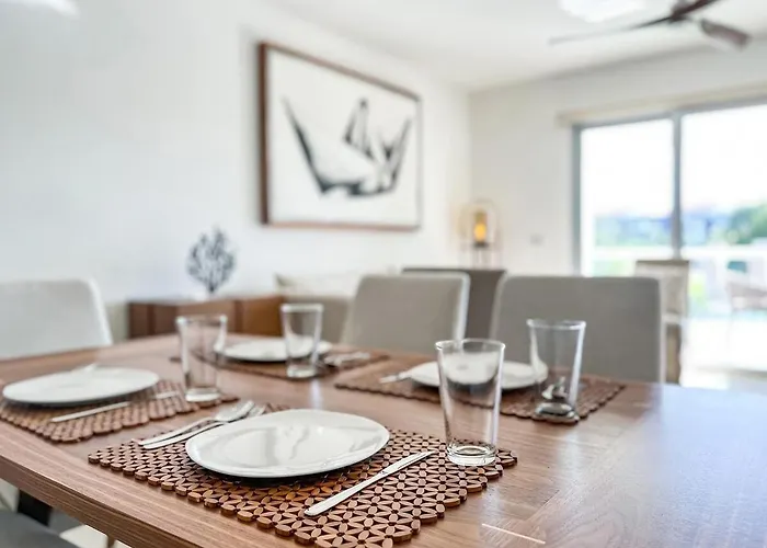 With Access To The Beach, Pools And Apartamento Playa del Carmen