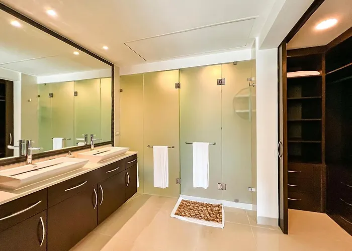 With Access To The Beach, Pools And Apartamento Playa del Carmen